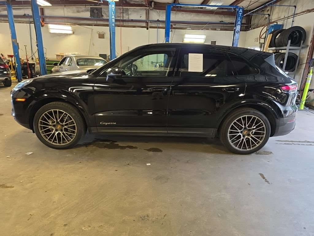 Used 2022 Porsche Cayenne Platinum Edition w/ Premium Package Plus AWD/4WD image 2