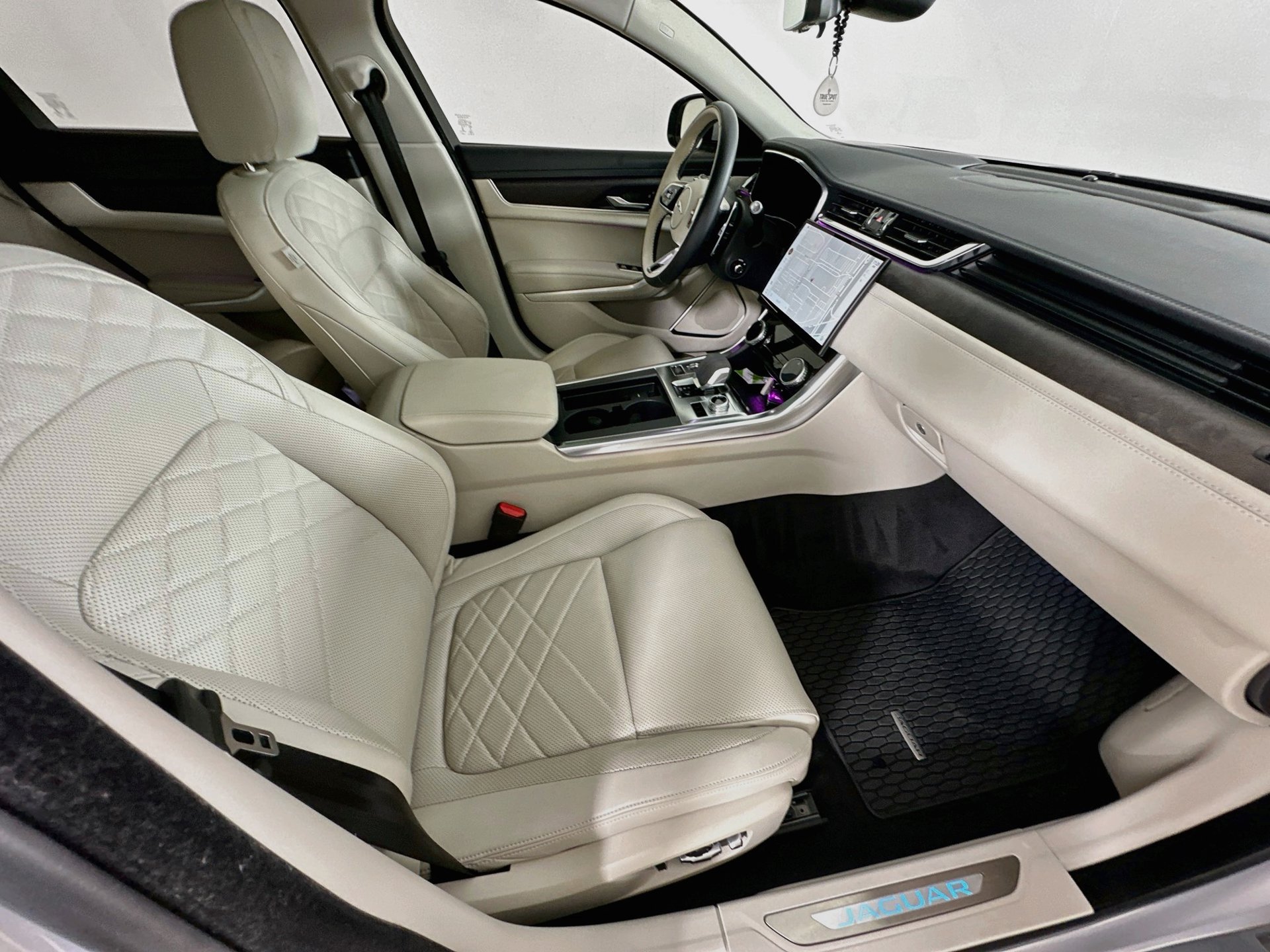 Used 2021 Jaguar XF SE RWD image 29