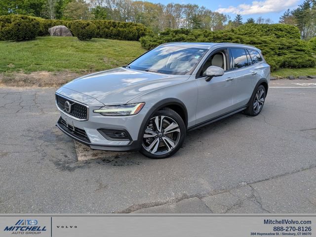 Certified 2025 Volvo V60 B5 Cross Country Plus AWD/4WD image 1