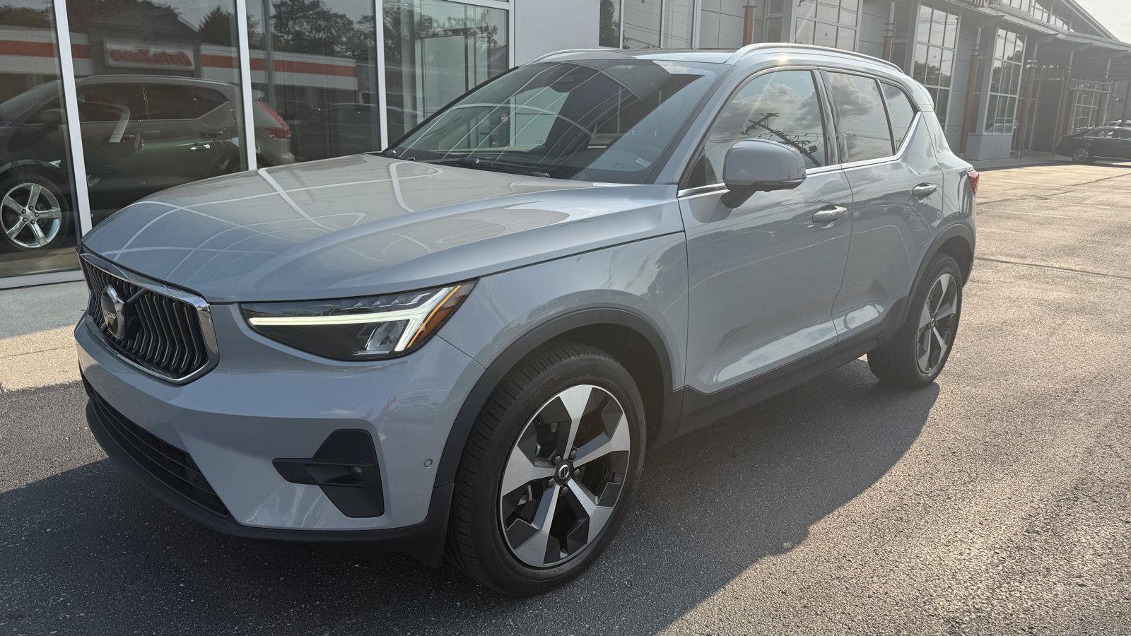 Used 2024 Volvo XC40 B5 Plus AWD/4WD image 2