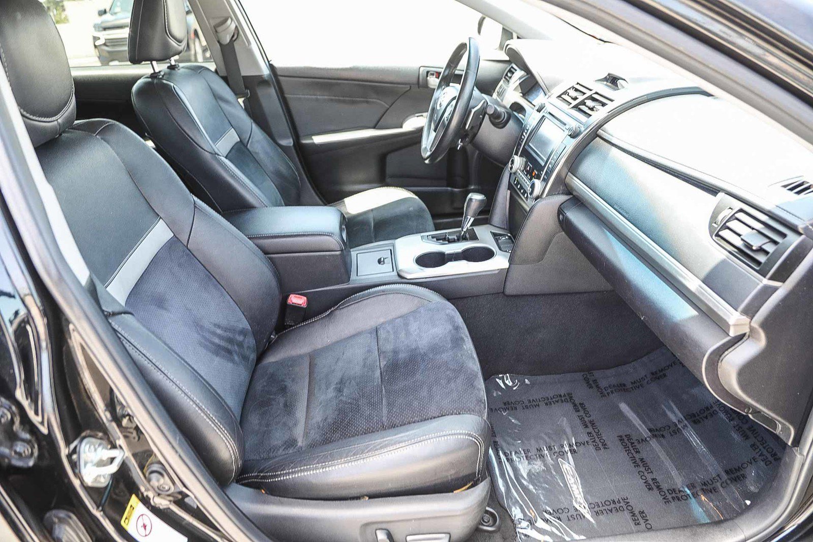 Used 2014 Toyota Camry SE w/ Leather Package FWD image 16