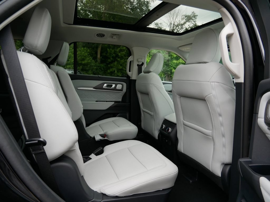 Used 2025 Ford Explorer Platinum w/ Ultimate Package AWD/4WD image 9