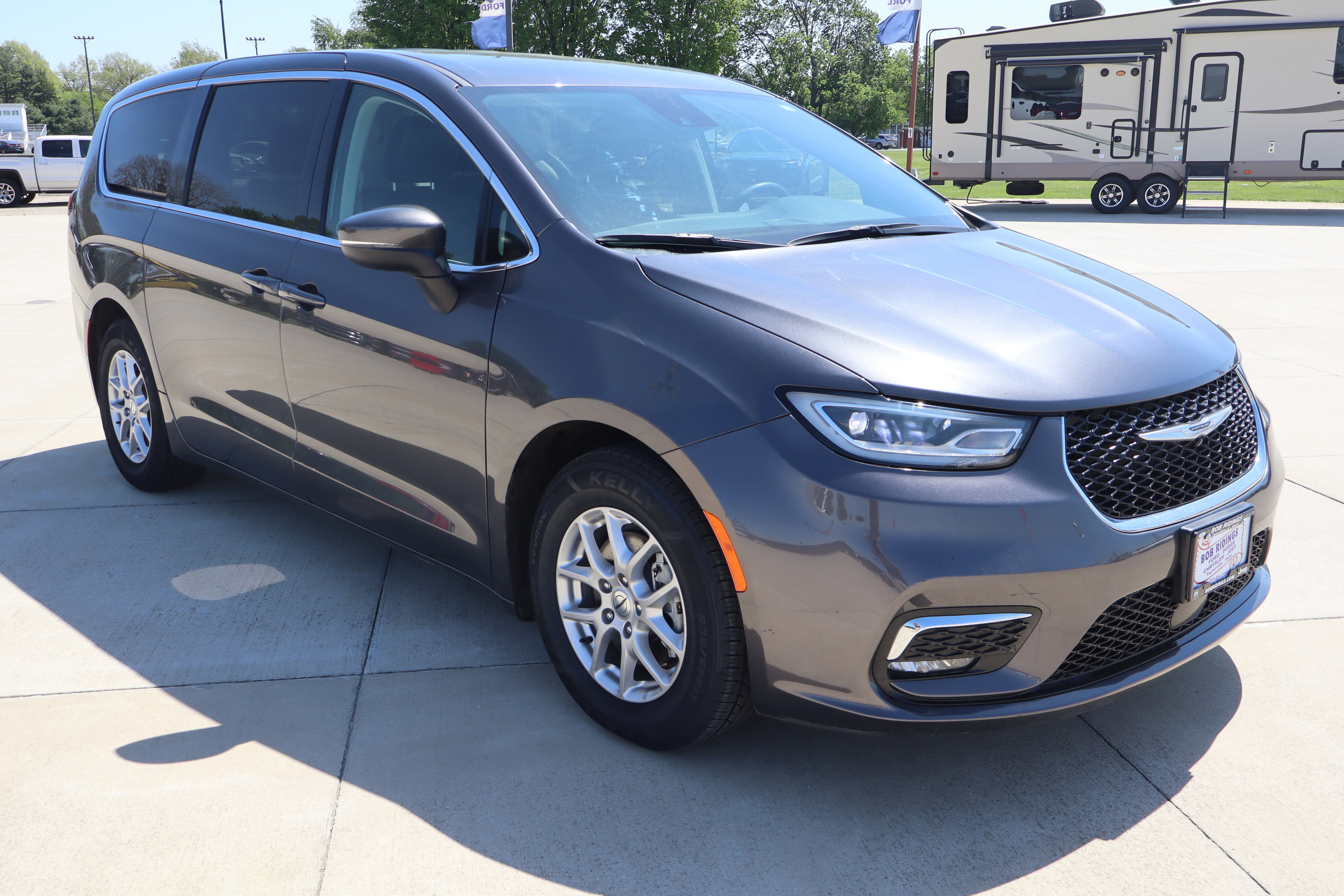 Used 2023 Chrysler Pacifica Touring-L FWD image 4