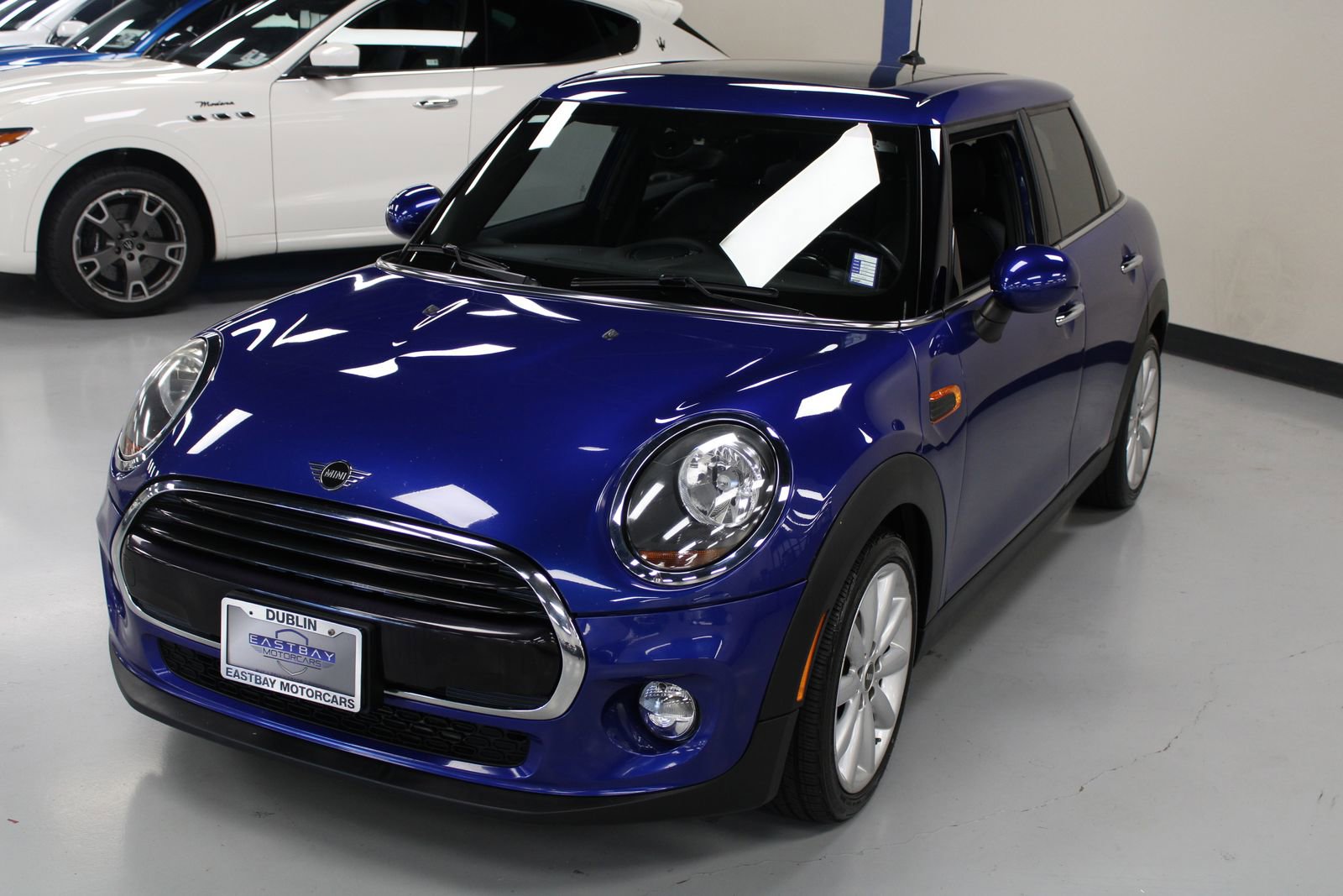 Used 2019 MINI Cooper 4-Door Hardtop image 4
