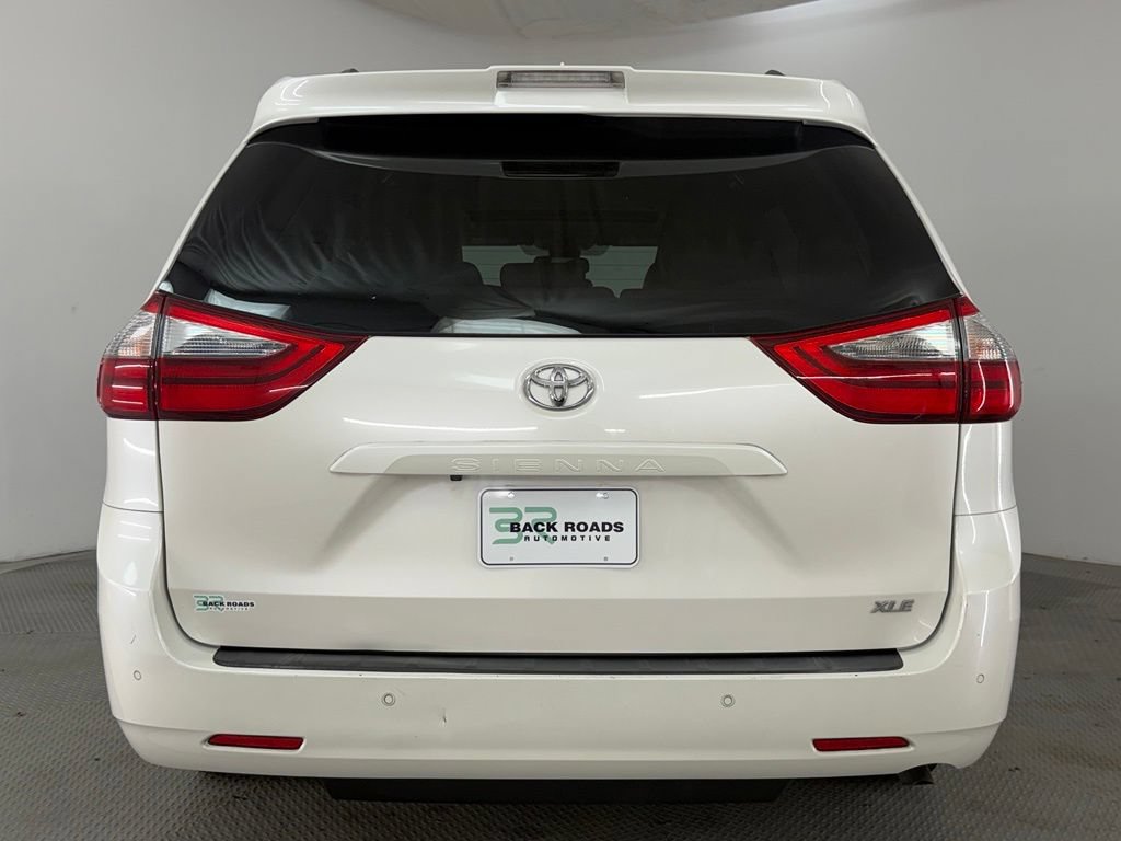 Used 2020 Toyota Sienna XLE w/ XLE Navigation Package FWD image 8