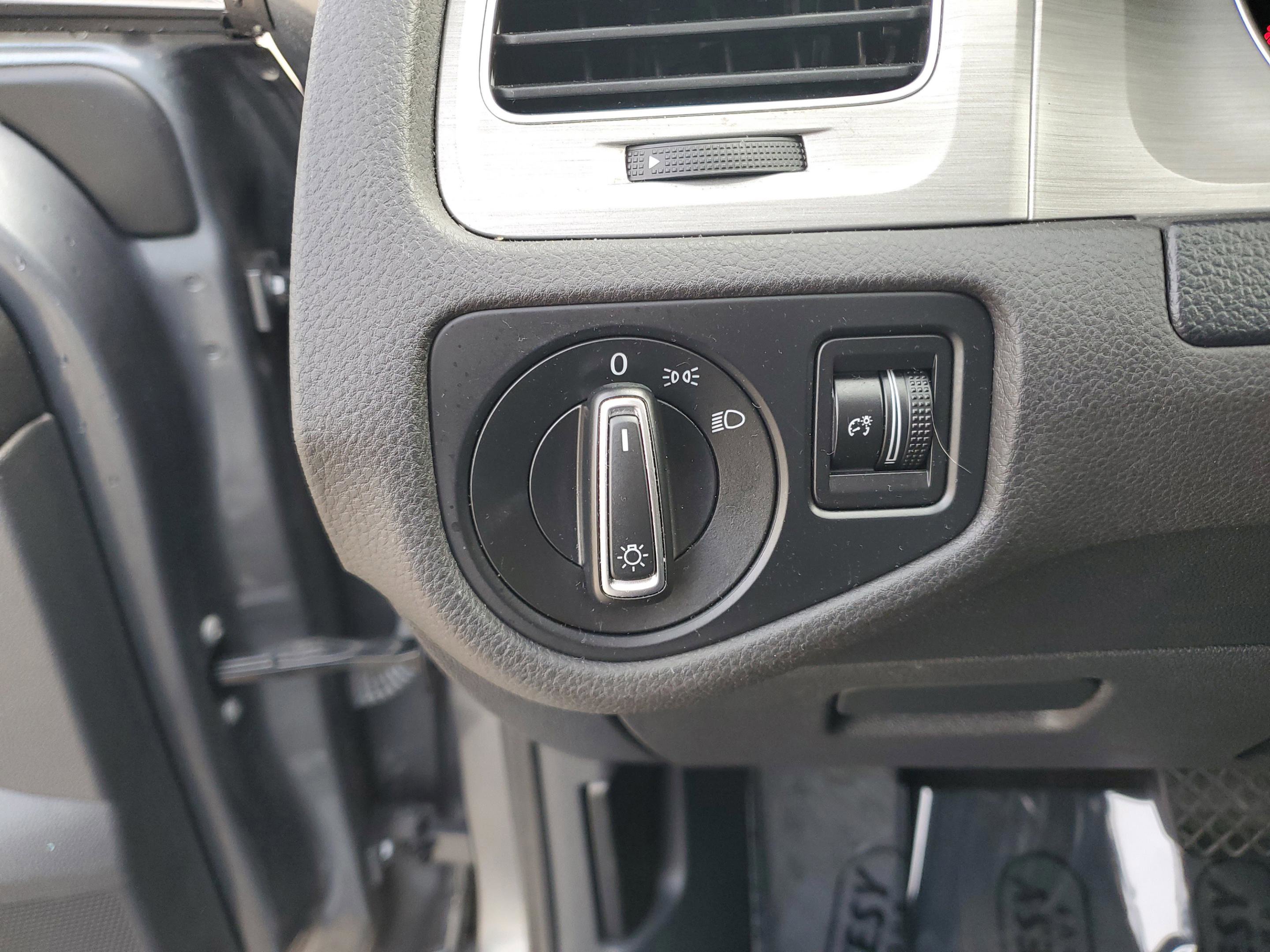 Used 2016 Volkswagen Golf S image 26