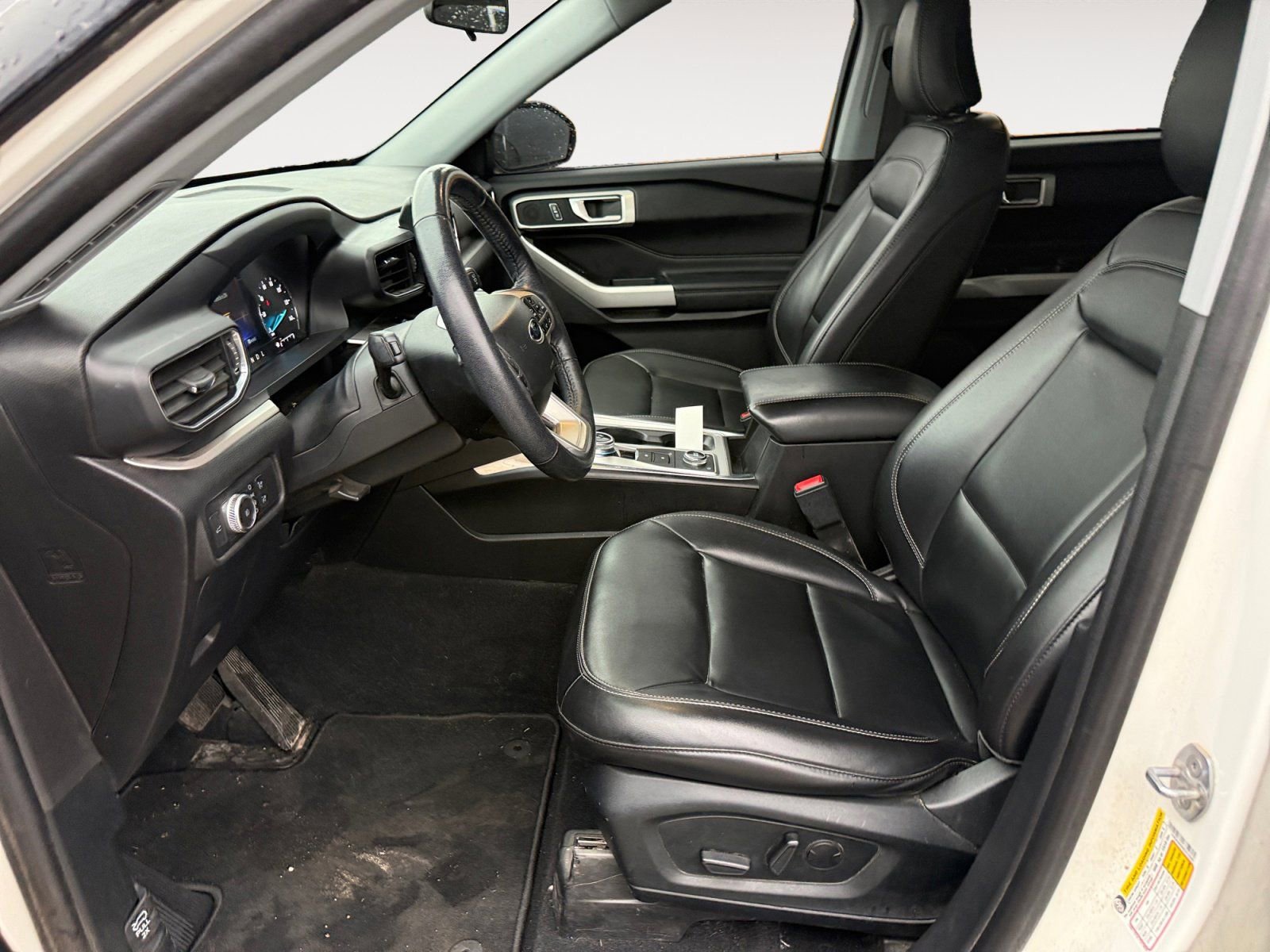 Used 2022 Ford Explorer XLT w/ Equipment Group 202A image 9