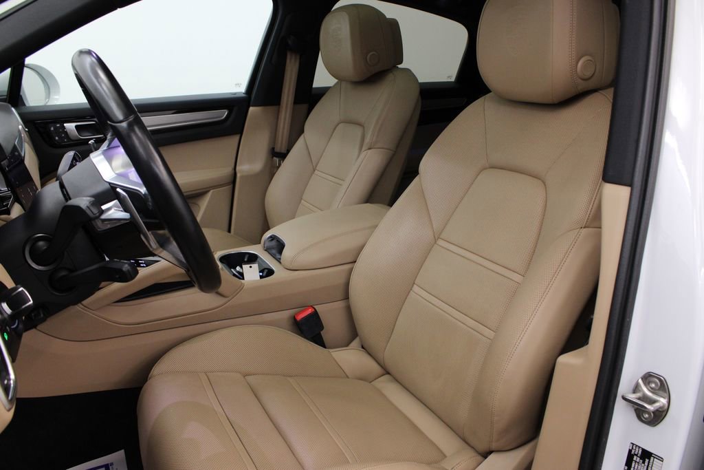 Certified 2023 Porsche Cayenne Platinum Edition image 4