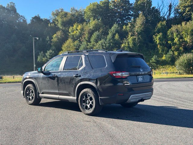 Used 2025 Honda Pilot TrailSport image 5