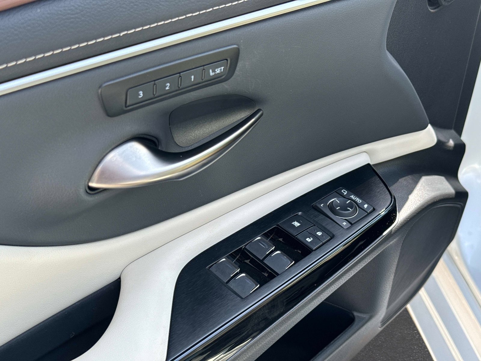 Used 2025 Lexus ES 350 w/ Premium Package FWD image 18