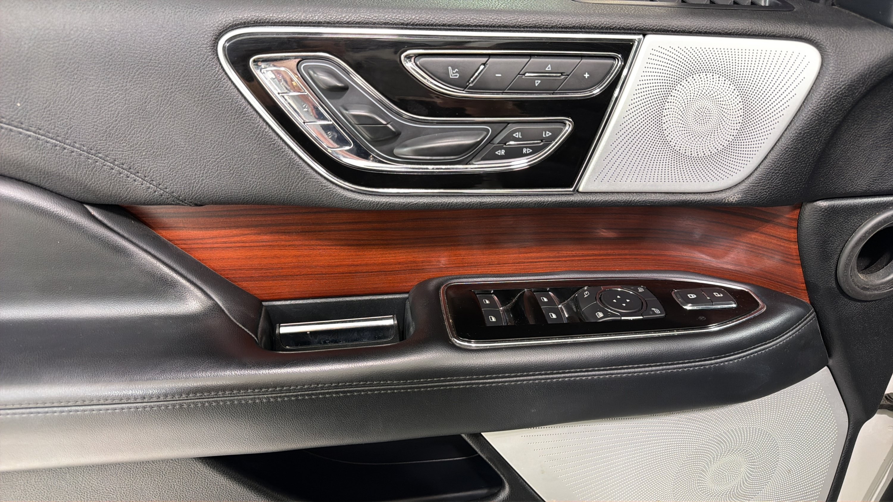 Used 2021 Lincoln Navigator L Reserve RWD image 10