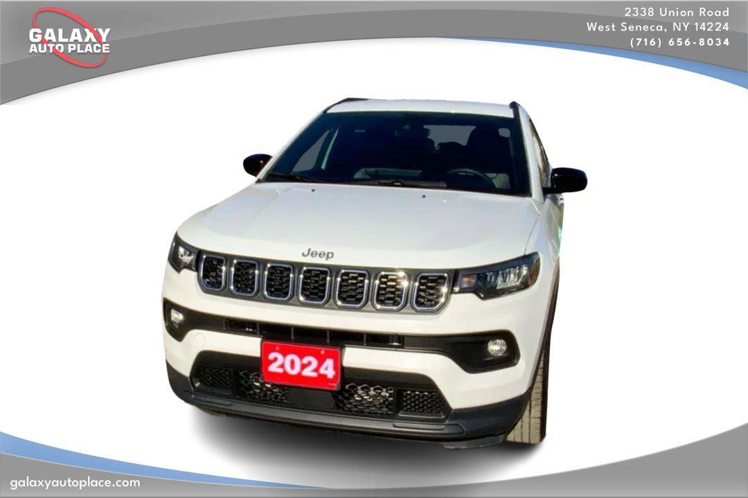 Used 2024 Jeep Compass Latitude AWD/4WD image 2