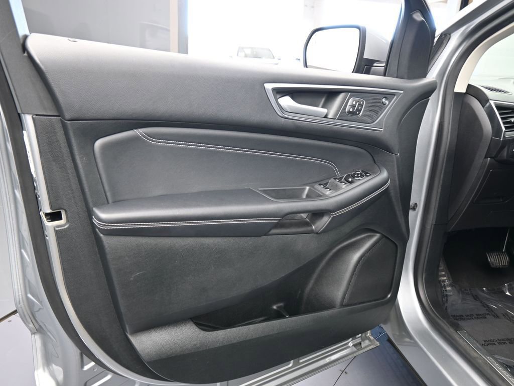 Used 2022 Ford Edge Titanium image 16