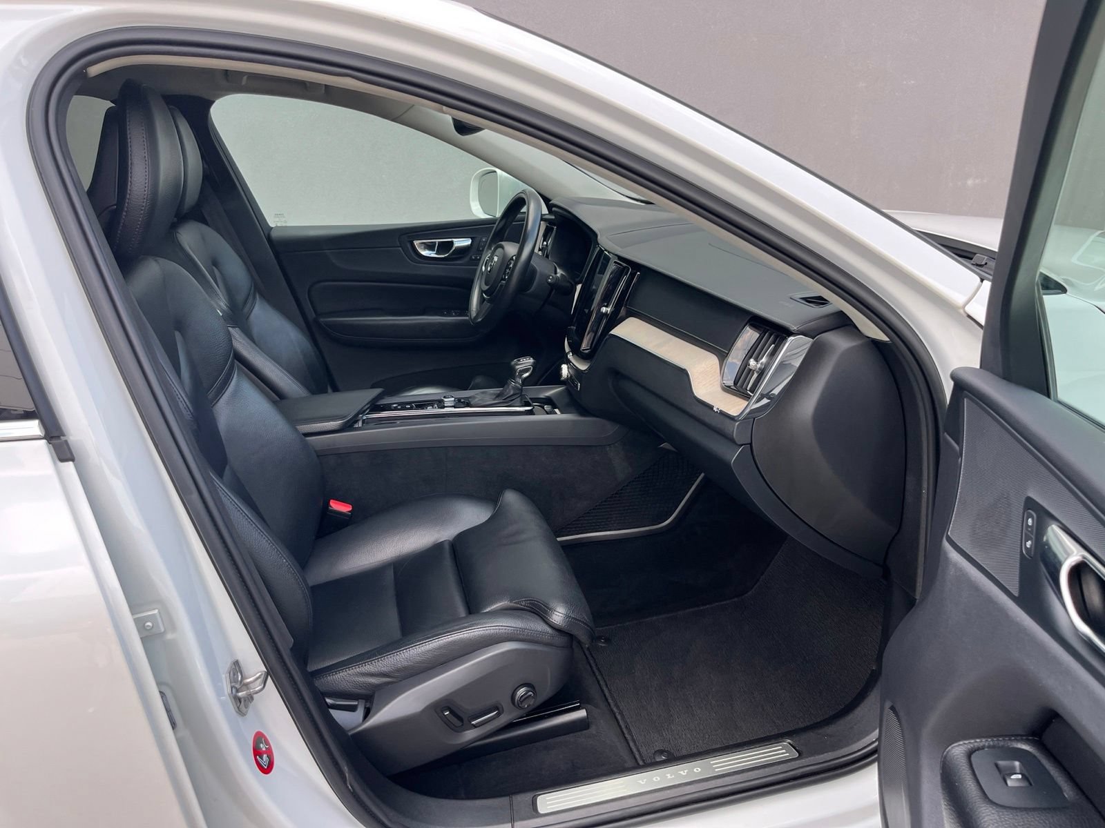 Used 2018 Volvo XC60 T5 Inscription w/ Vision Package AWD/4WD image 36