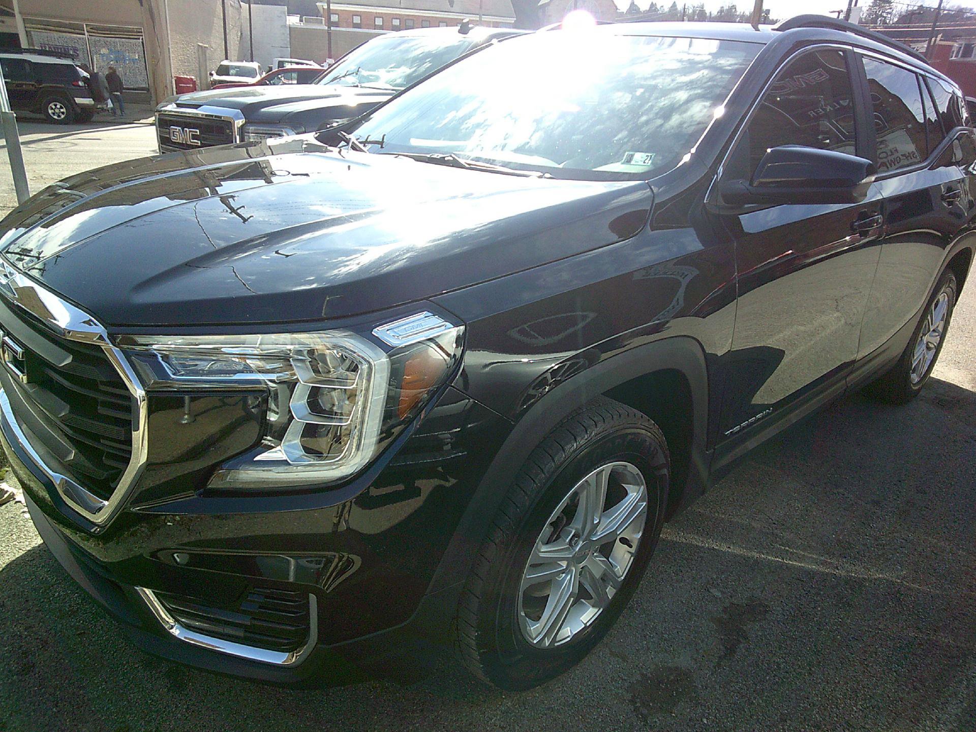 Used 2022 GMC Terrain SLE w/ Driver Convenience Package image 3