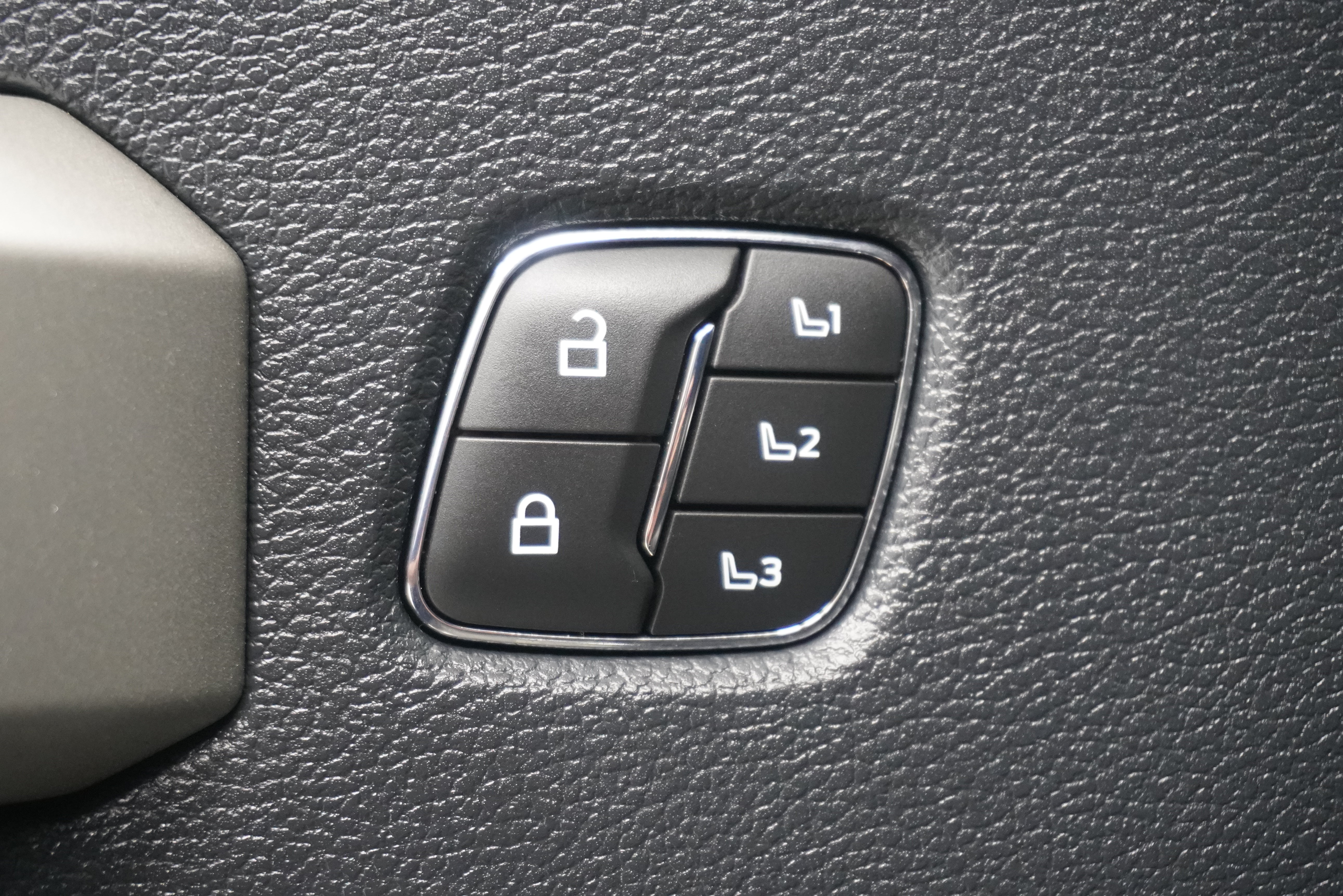 Used 2022 Ford F250 Lariat w/ Tremor Off-Road Package AWD/4WD image 19