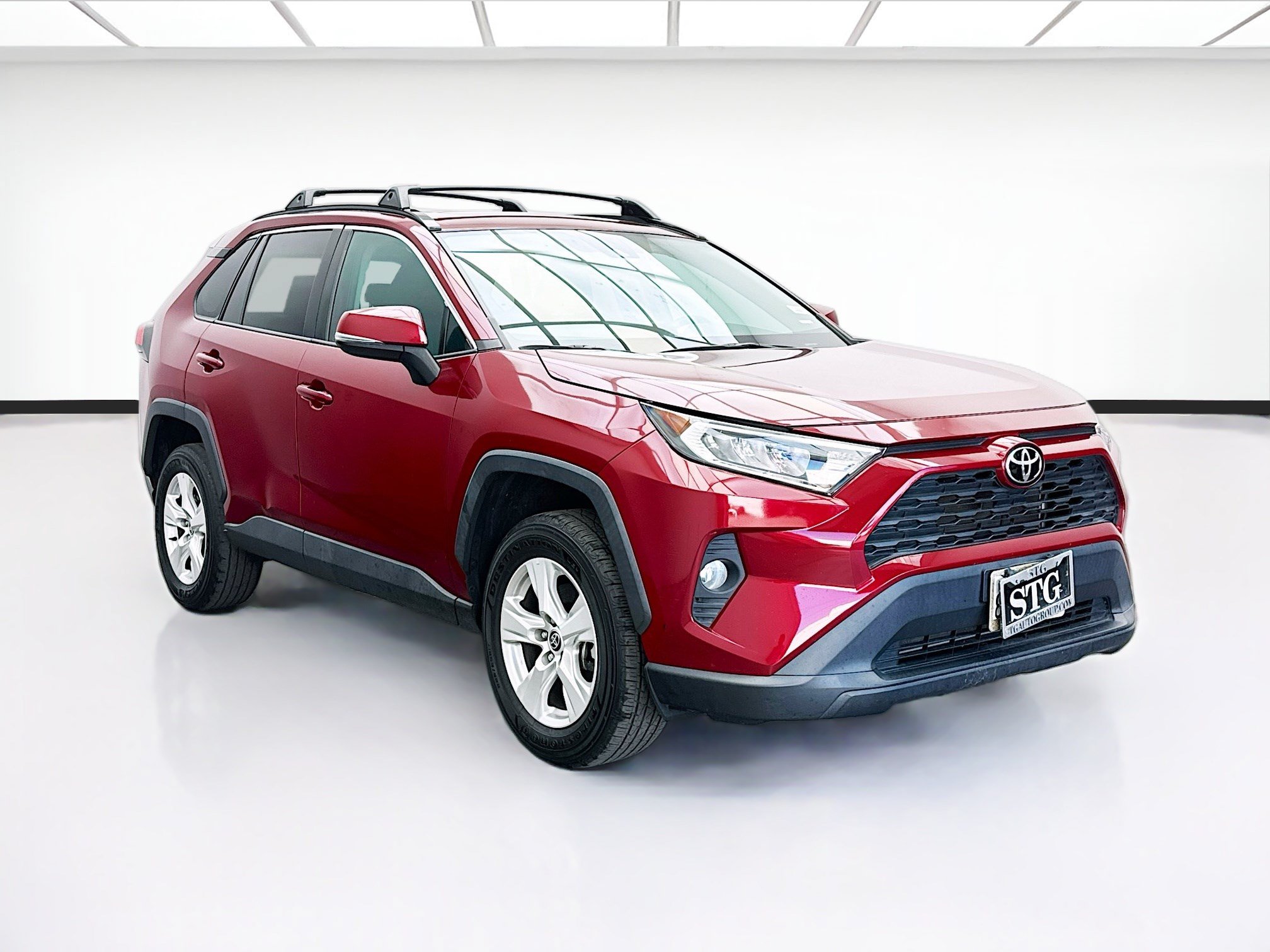 Used 2021 Toyota RAV4 XLE w/ Convenience Package FWD image 3