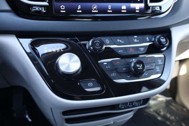 Used 2024 Chrysler Pacifica Touring-L FWD image 18