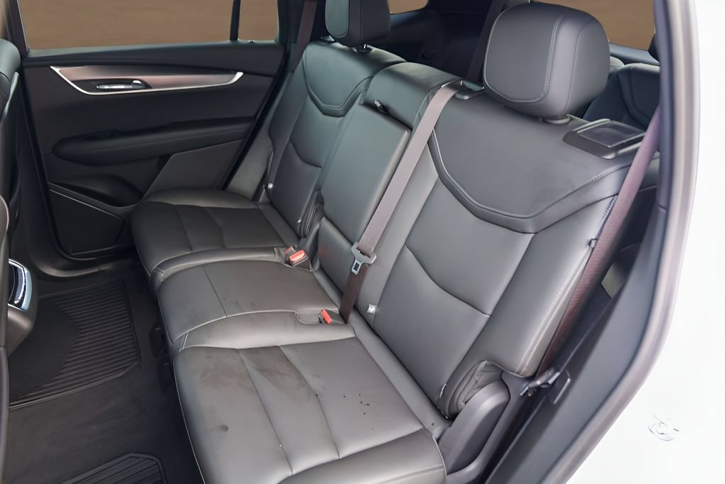 Used 2025 Cadillac XT6 Luxury w/ LPO, Bronce Accent Package FWD image 25