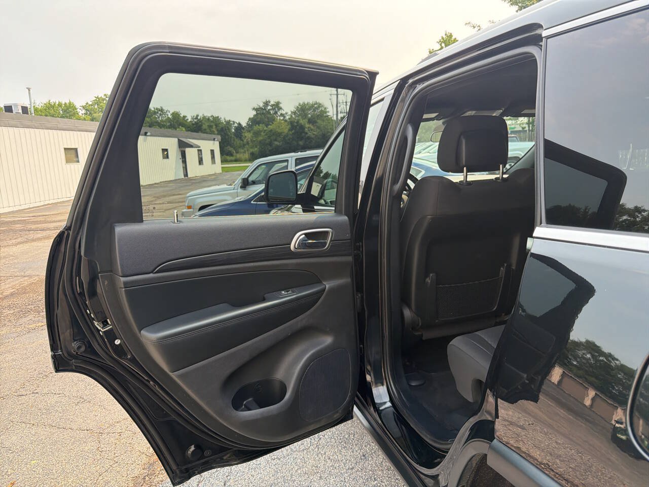 Used 2019 Jeep Grand Cherokee Laredo AWD/4WD image 23
