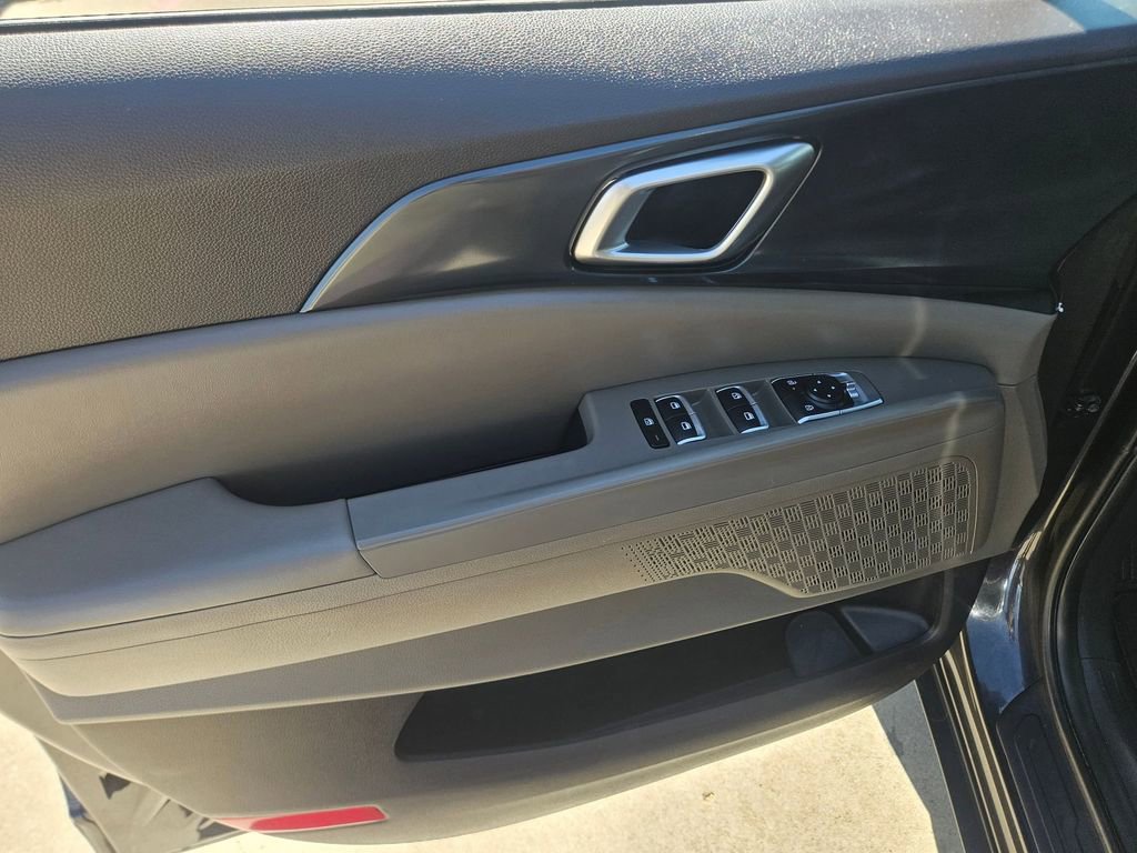 Used 2025 Kia Carnival image 16