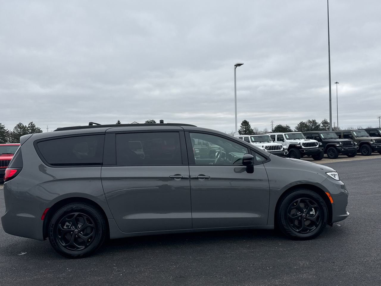 Used 2025 Chrysler Pacifica Premium image 2