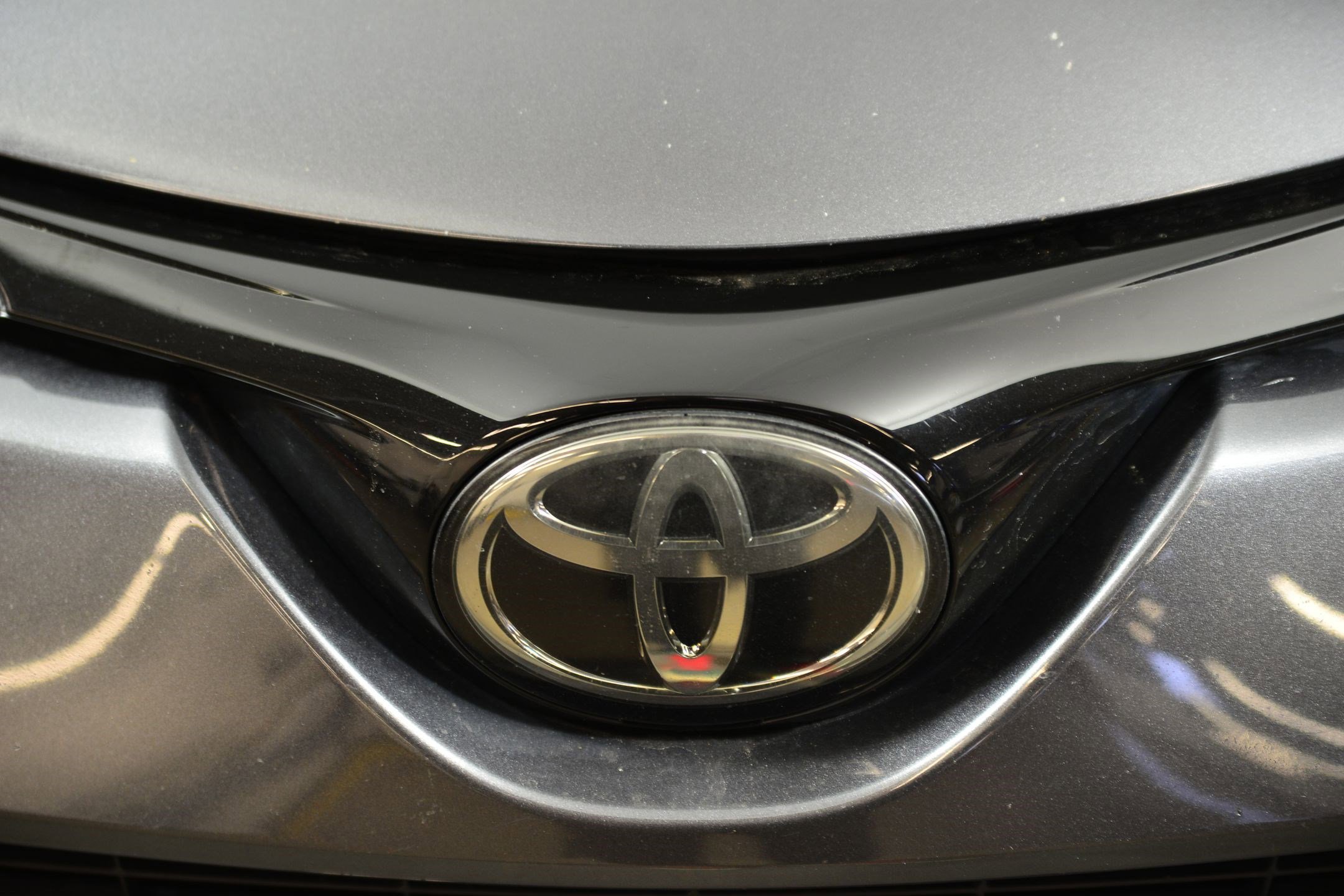 Used 2018 Toyota RAV4 LE image 17