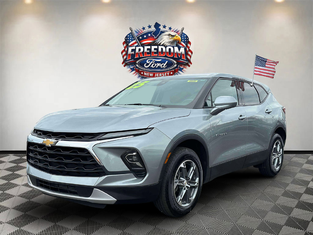 Used 2025 Chevrolet Blazer LT AWD/4WD image 2