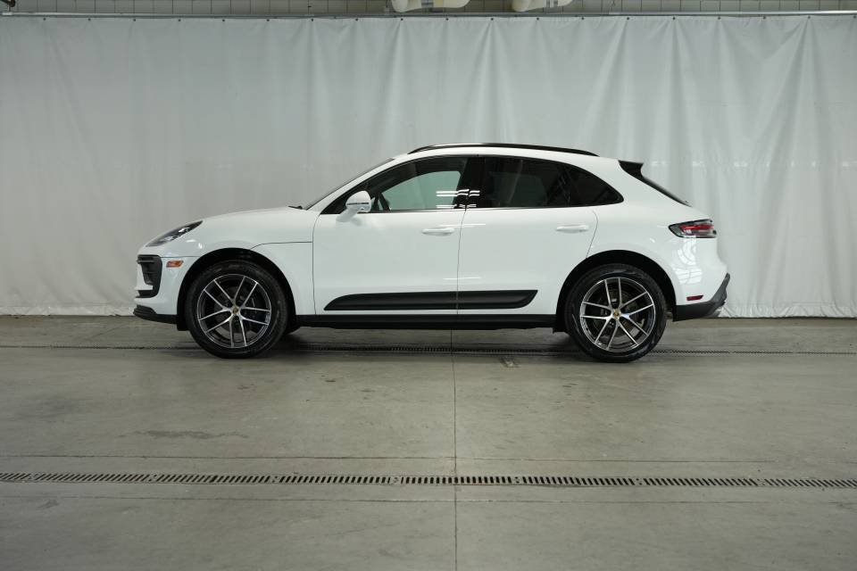 Certified 2025 Porsche Macan AWD/4WD image 2