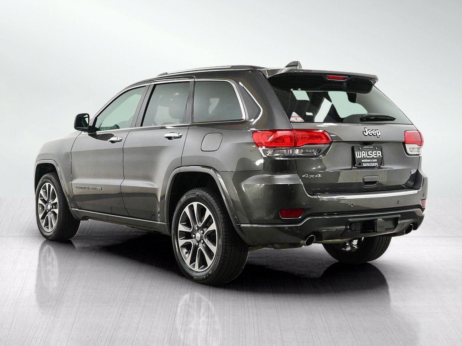 Used 2017 Jeep Grand Cherokee Overland AWD/4WD image 3