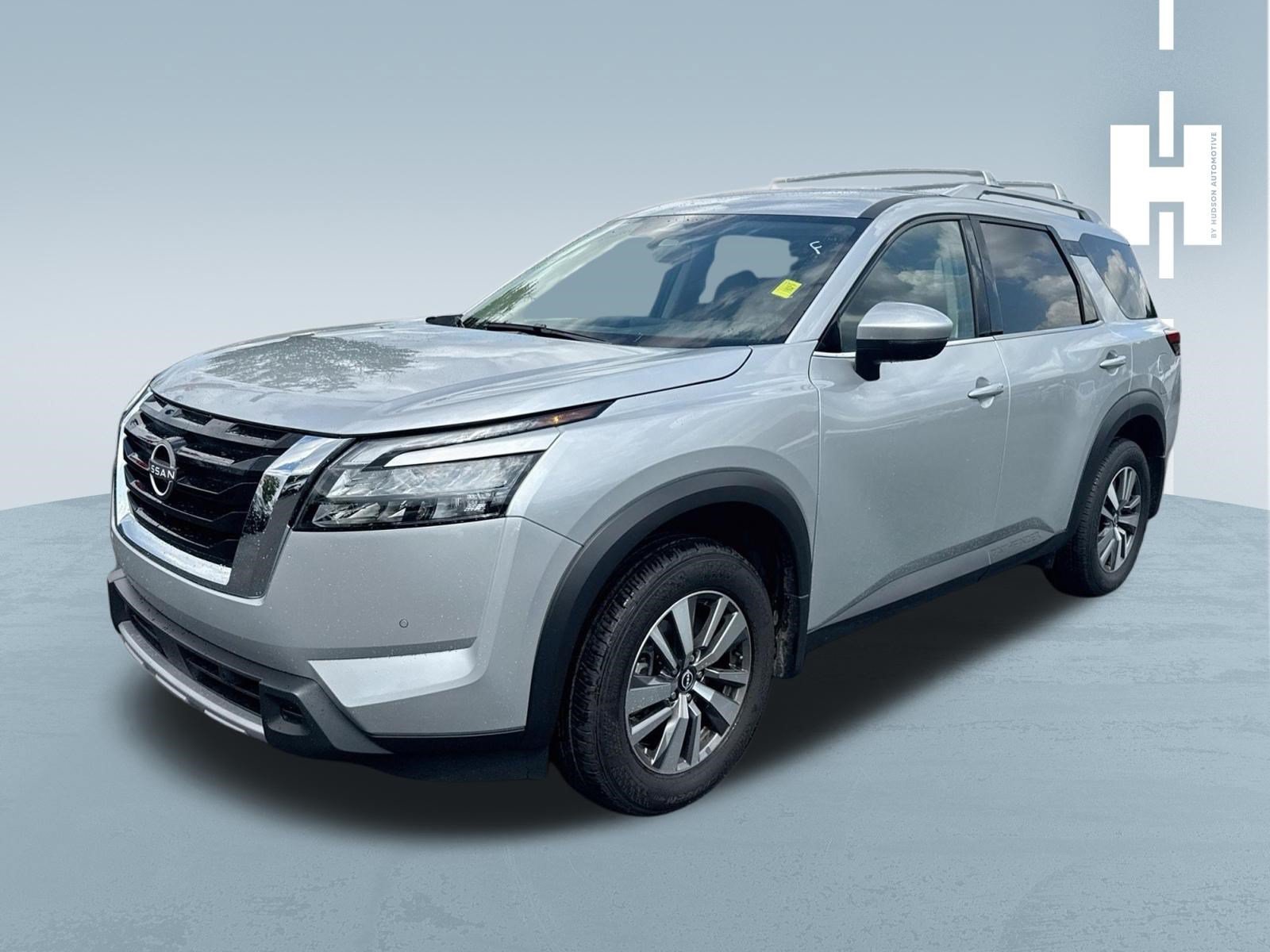 Used 2025 Nissan Pathfinder SL FWD image 3