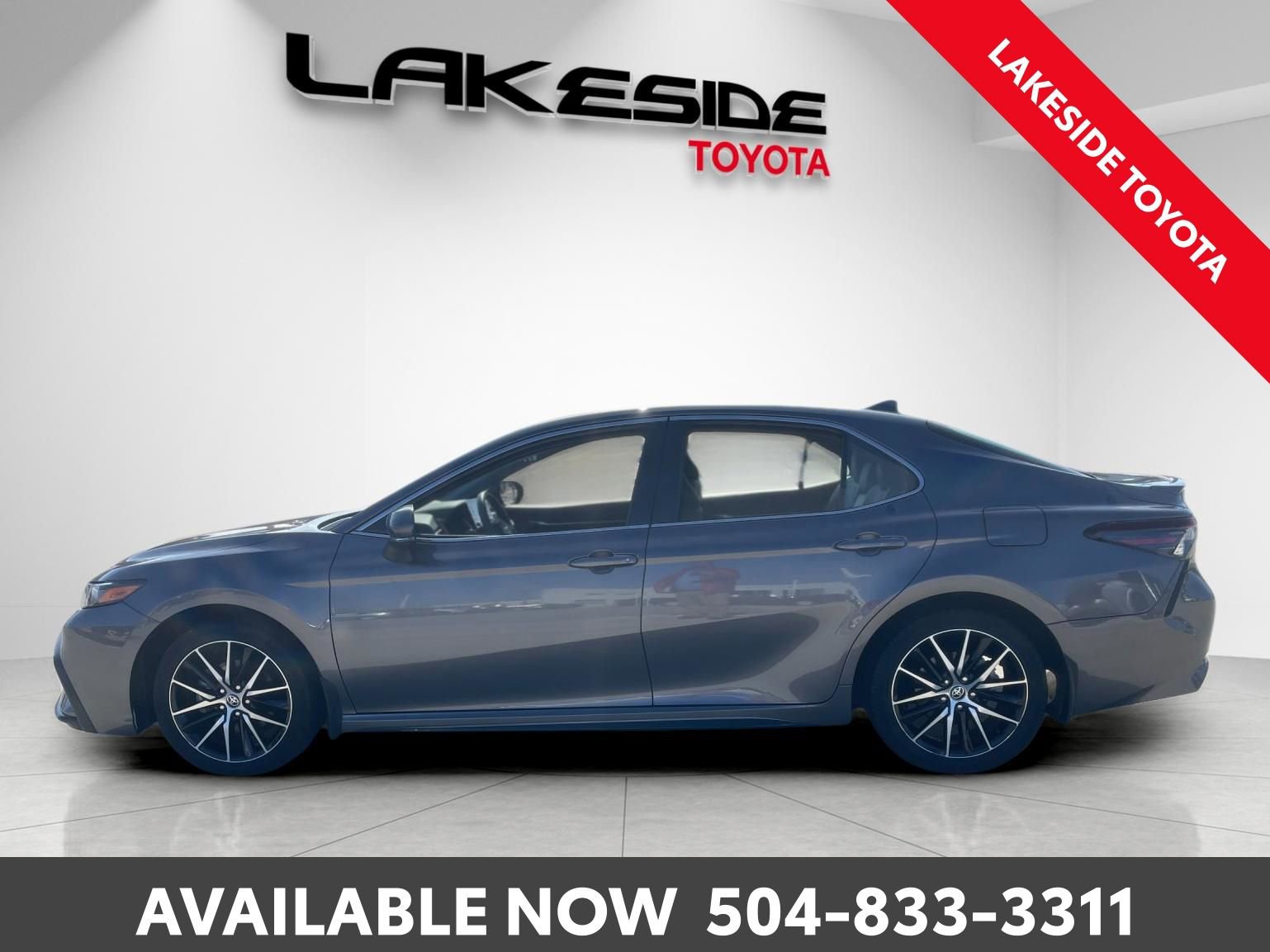 Used 2023 Toyota Camry SE image 3