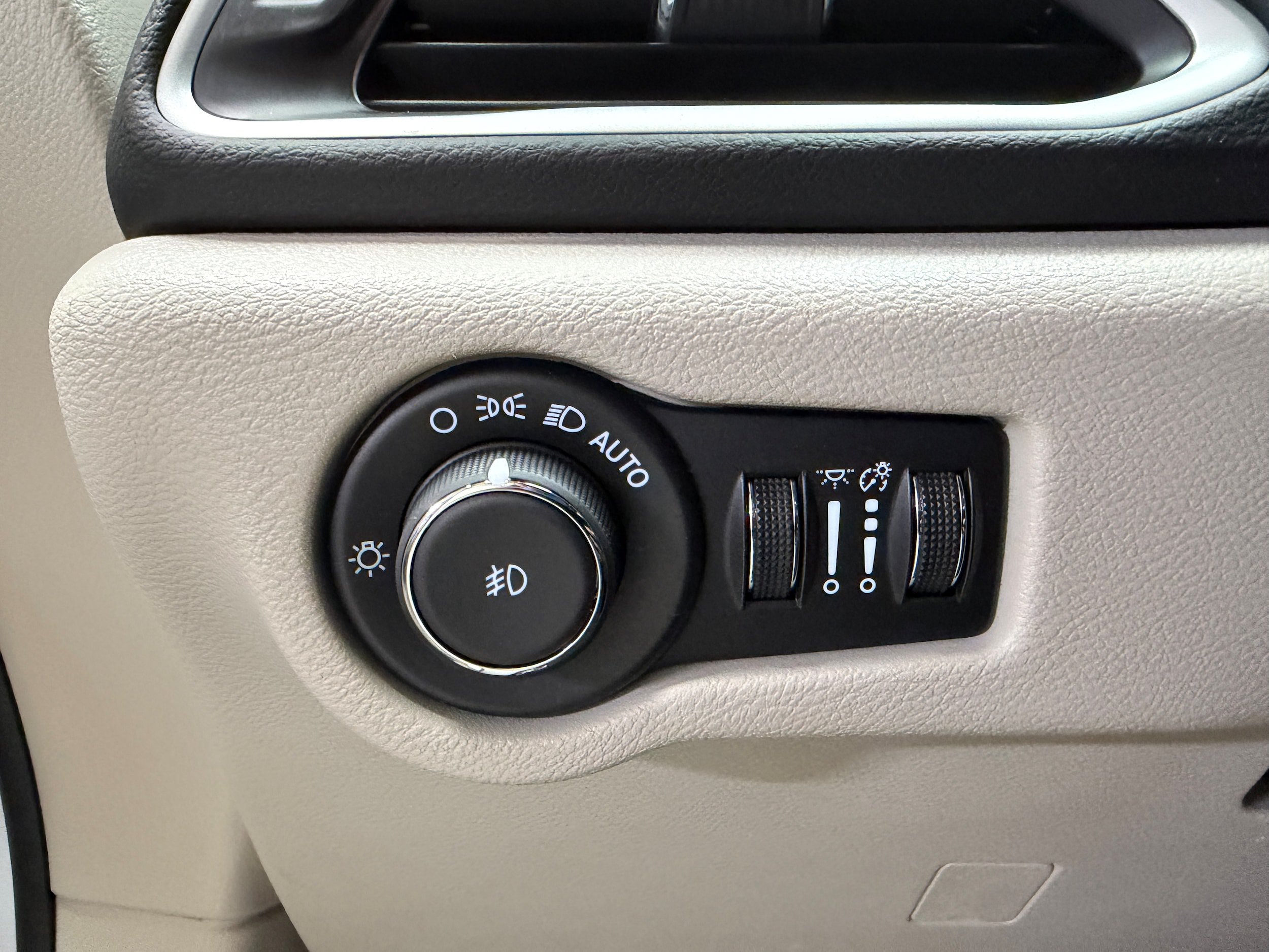 Used 2024 Chrysler Pacifica Touring-L FWD image 16