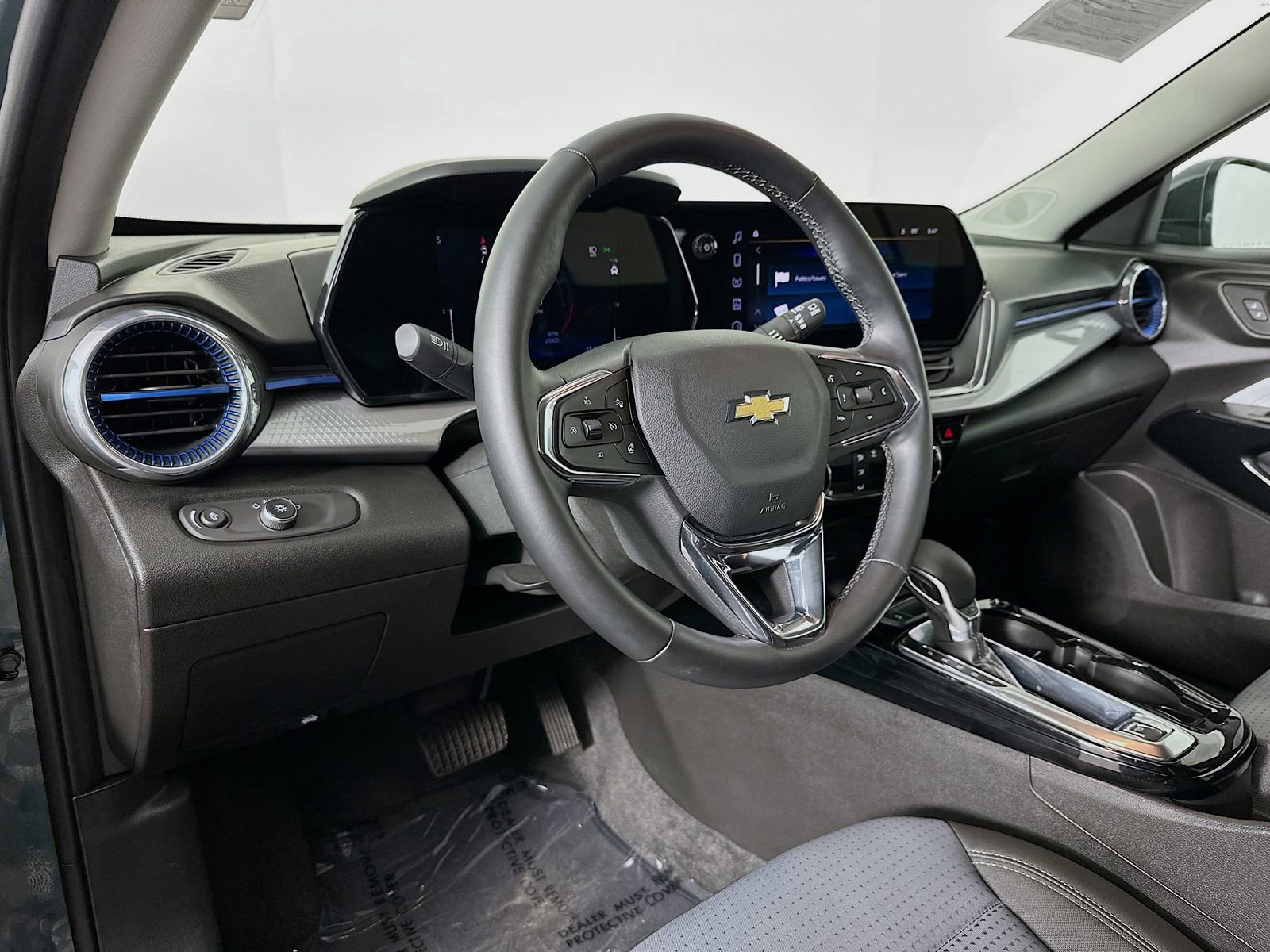 Used 2025 Chevrolet Trax LT w/ LT Convenience Package image 11
