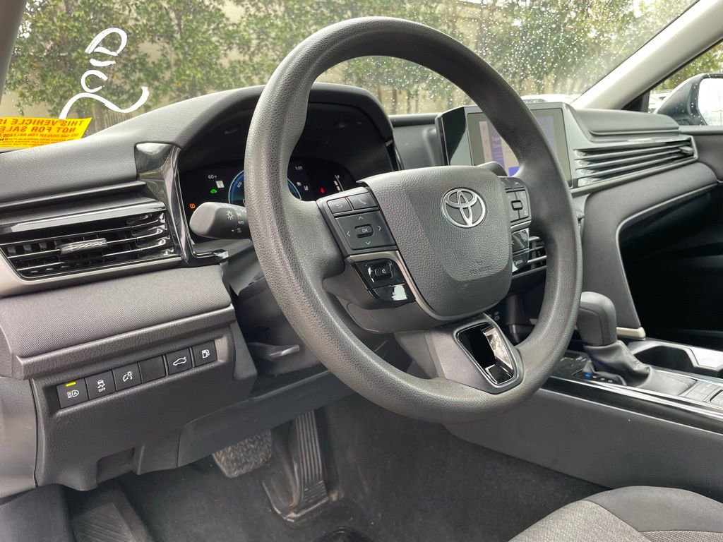 Used 2025 Toyota Camry SE image 9