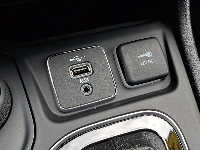 Used 2019 Jeep Cherokee Latitude Plus AWD/4WD image 28