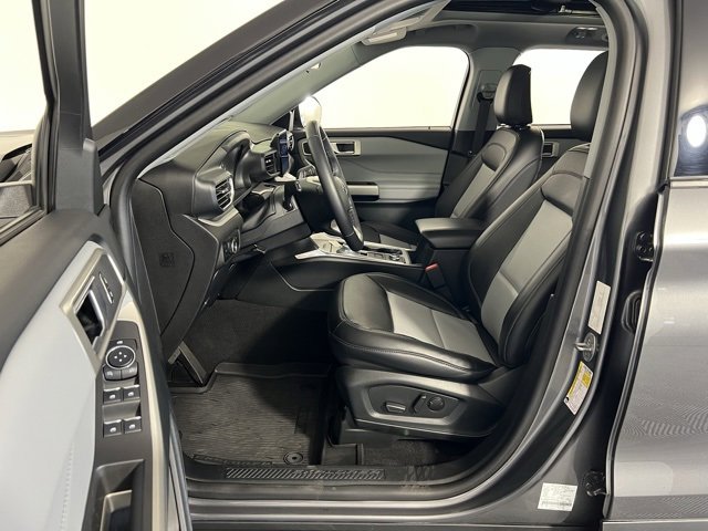 Used 2023 Ford Explorer XLT w/ XLT Sport Appearance Package image 18