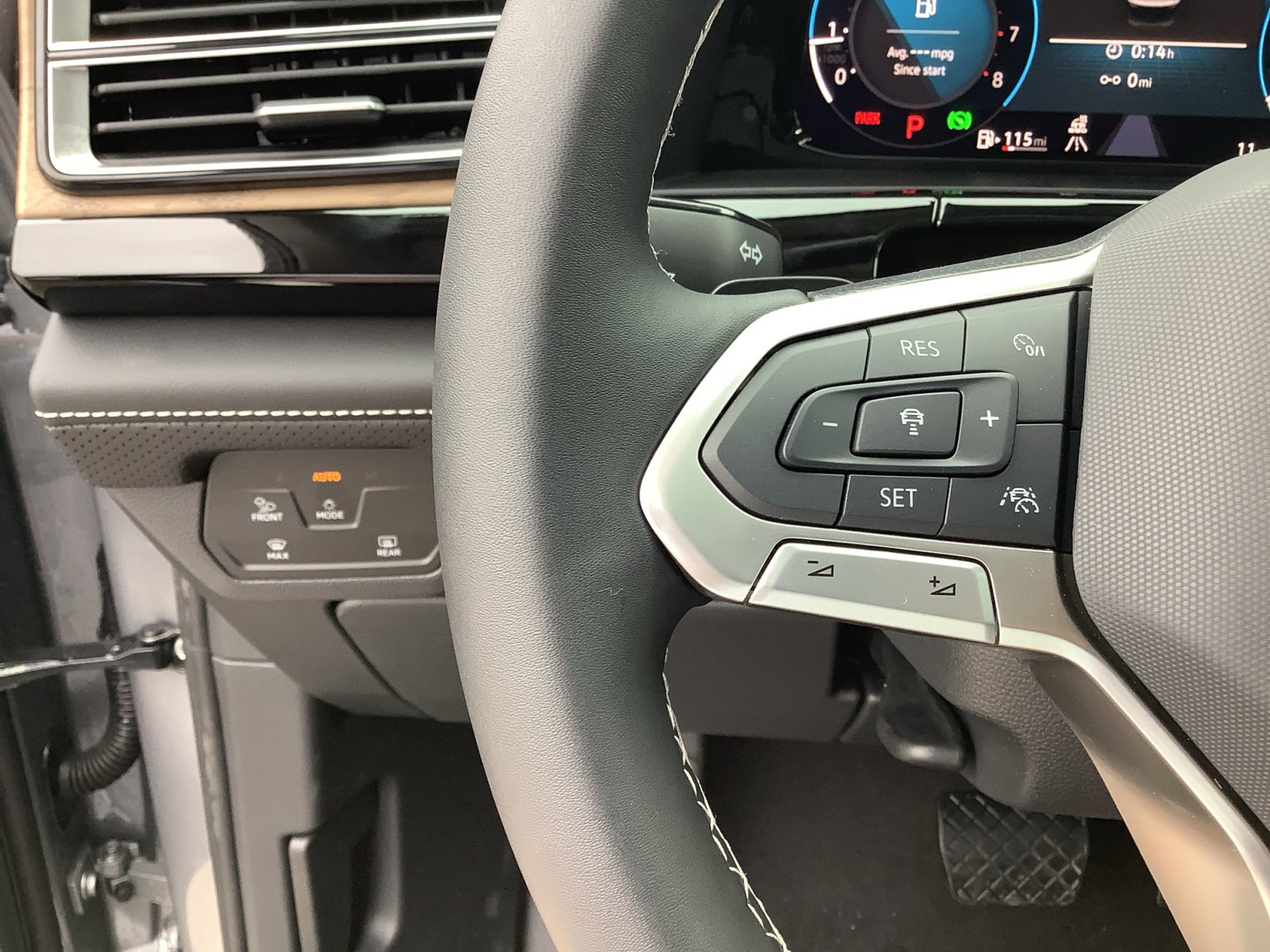 New 2025 Volkswagen Atlas SE image 27