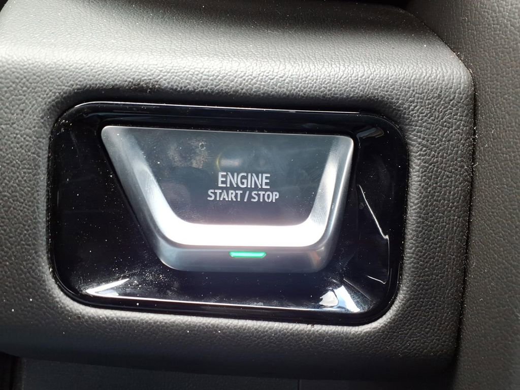 Used 2025 GMC Yukon Denali RWD image 30