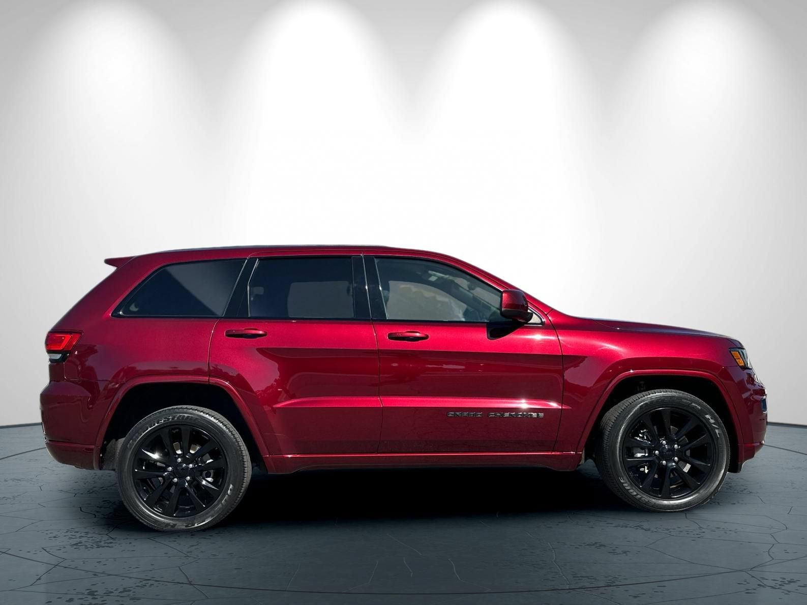Used 2019 Jeep Grand Cherokee Altitude AWD/4WD image 3