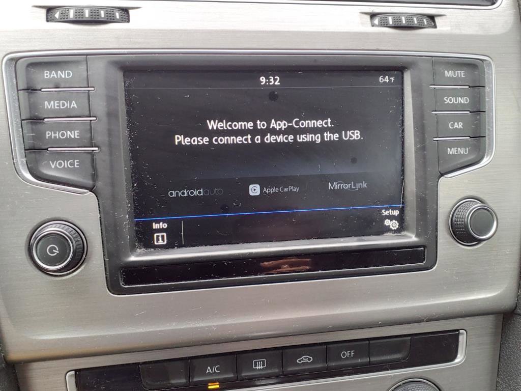 Used 2017 Volkswagen Golf S image 9