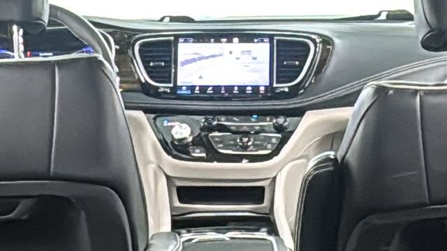 Used 2023 Chrysler Pacifica Limited image 19