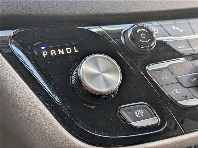 Used 2024 Chrysler Pacifica Touring-L image 12