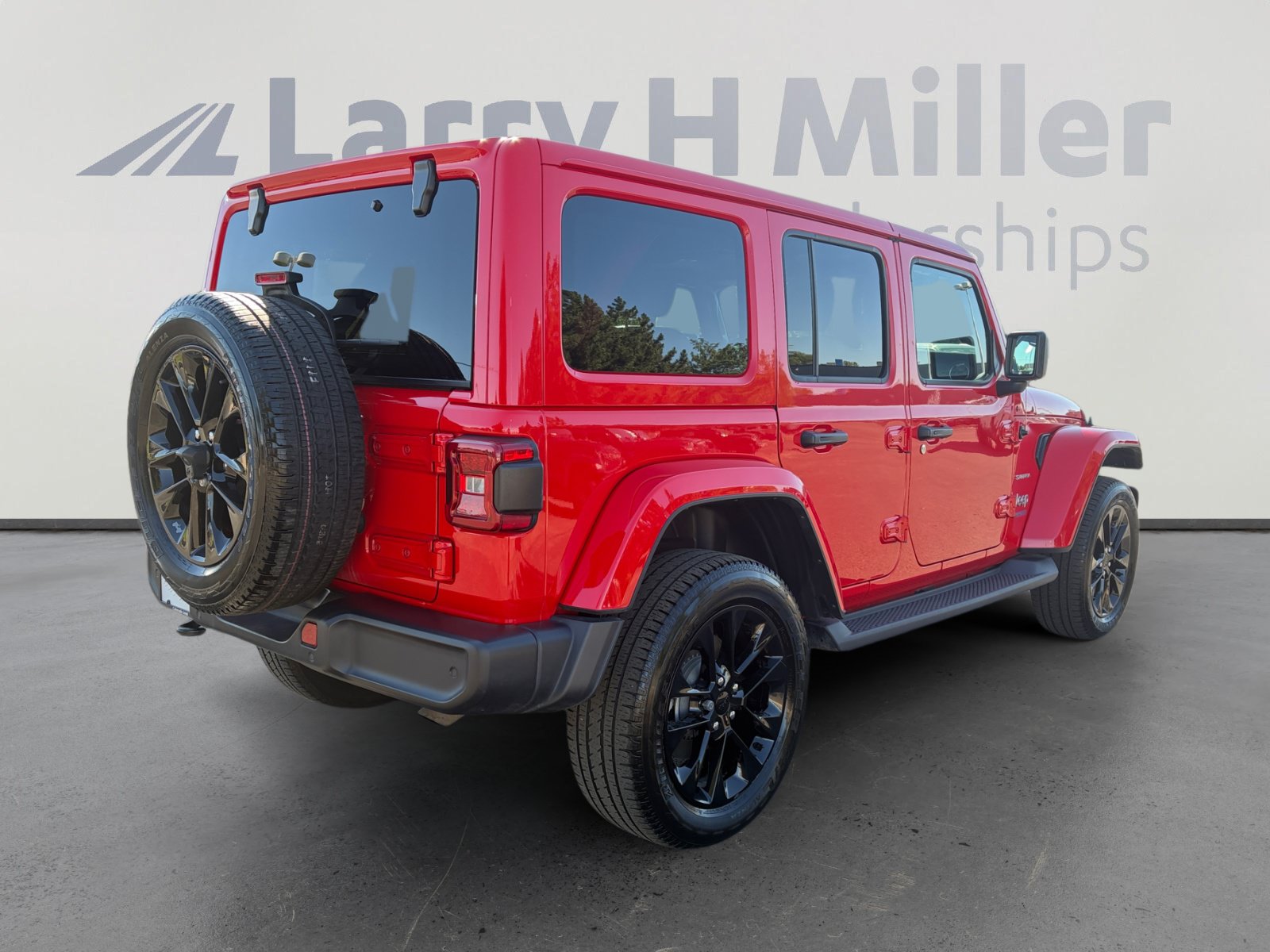 Used 2021 Jeep Wrangler Unlimited Sahara w/ Cold Weather Group AWD/4WD image 5