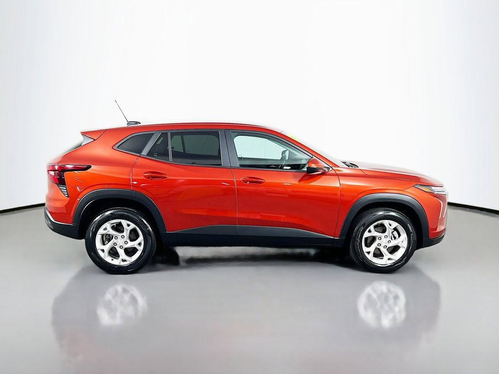 Used 2024 Chevrolet Trax LS w/ LS Convenience Package FWD image 4