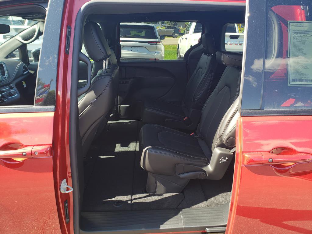 New 2026 Chrysler Pacifica Select image 12