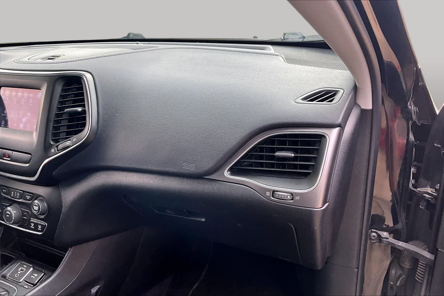 Used 2019 Jeep Cherokee Latitude Plus FWD image 18