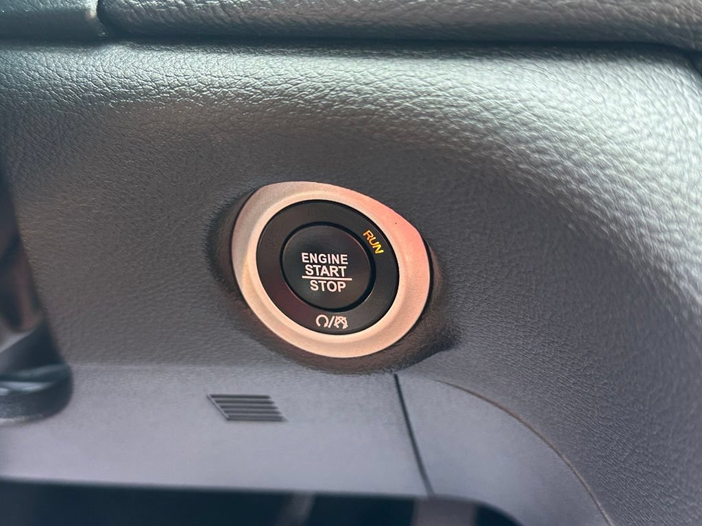 Used 2025 Chrysler Pacifica Limited FWD image 29