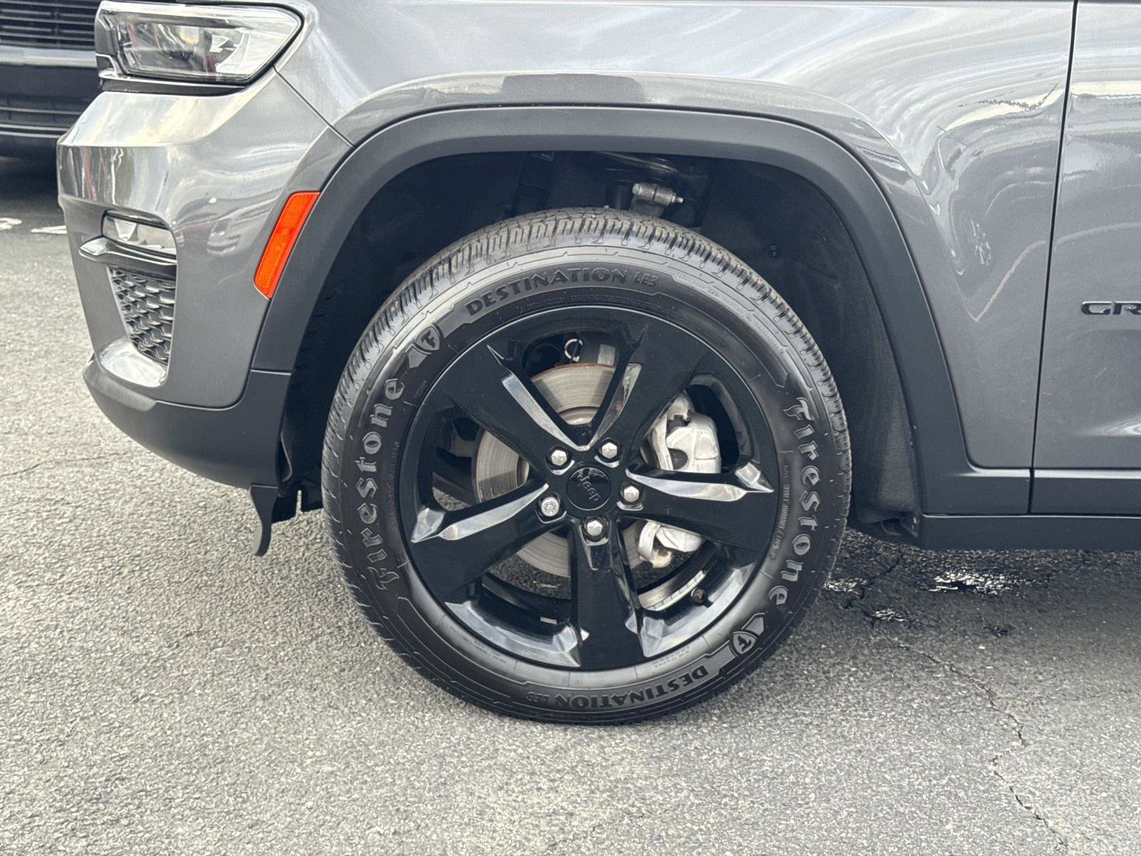 Used 2024 Jeep Grand Cherokee Limited w/ Black Appearance Package image 28