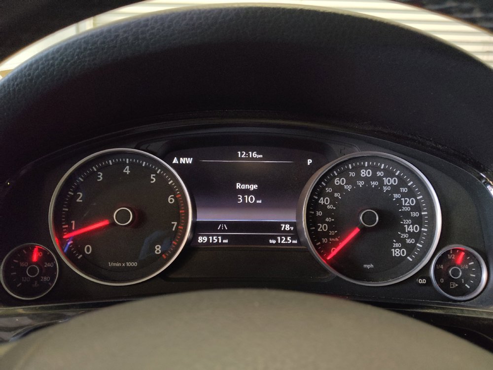 Used 2016 Volkswagen Touareg Sport image 23